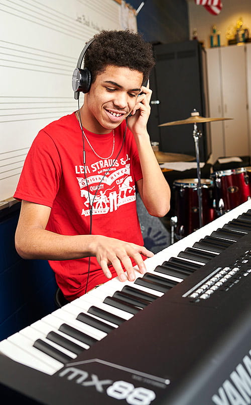 Jaaire plays a keyboard