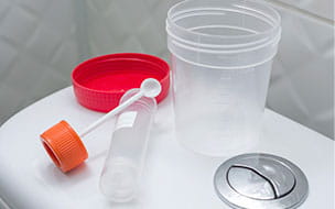 Medical kit for the sampling of feces and empty urine sample cup