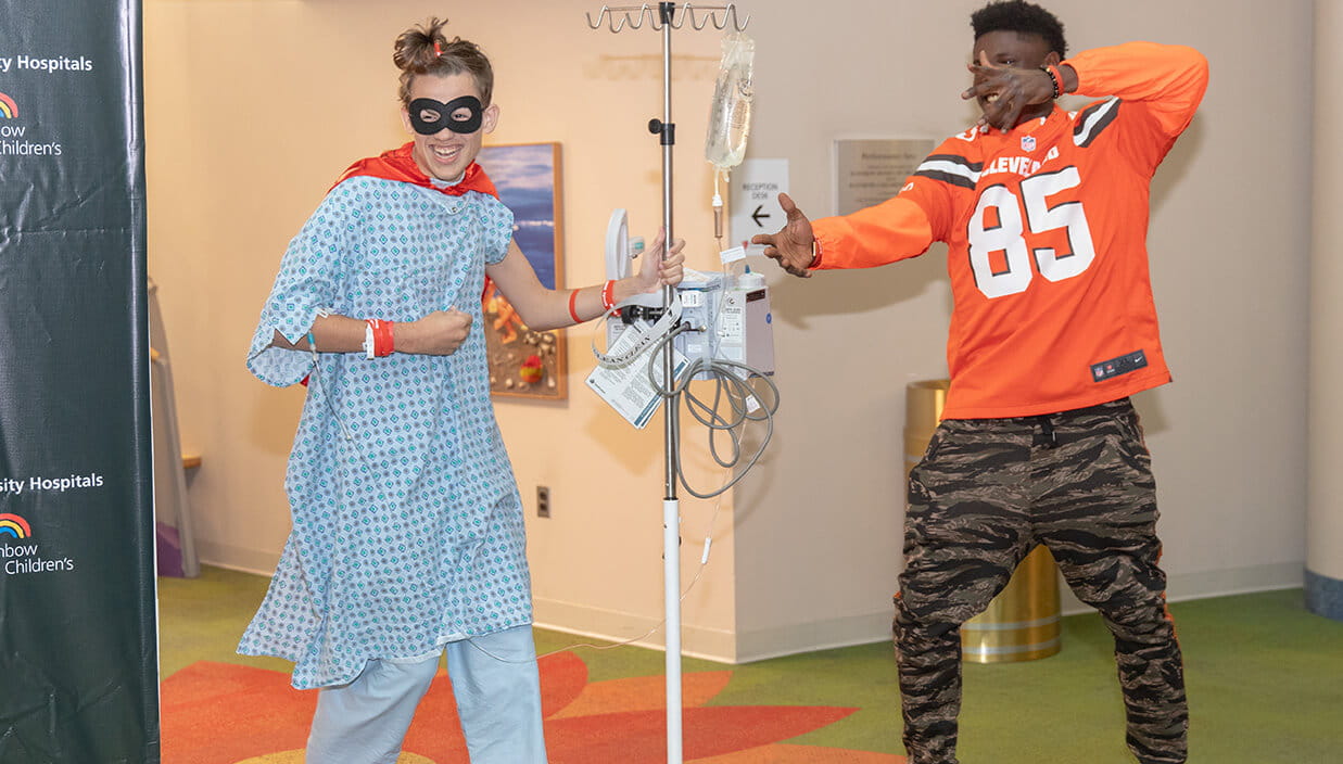 Browns player David Njoku visits University Hospitals patients