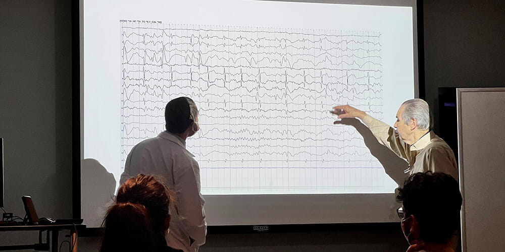 Dr. Luders teaching a fellow during a morning EEG/Epilepsy conference.