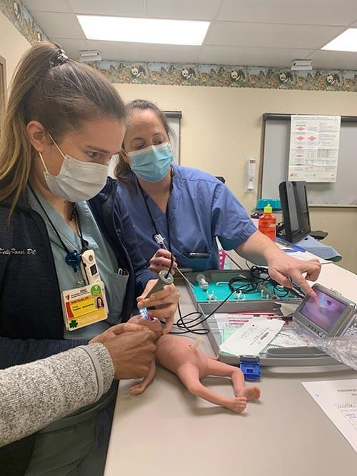 students using video laryng