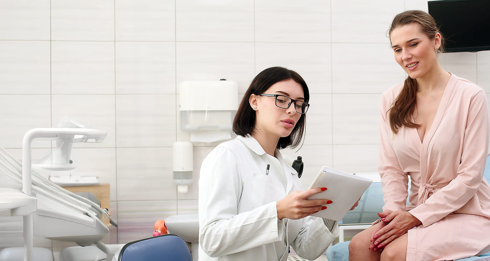 A female patient has a consultation with her gynecologist