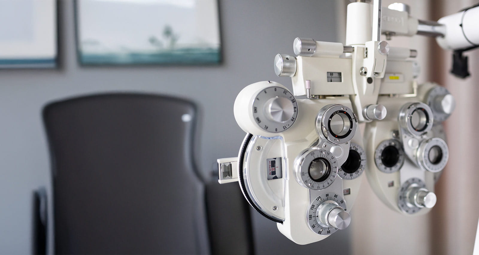 A refractive examiner in an ophthalmologist’s office