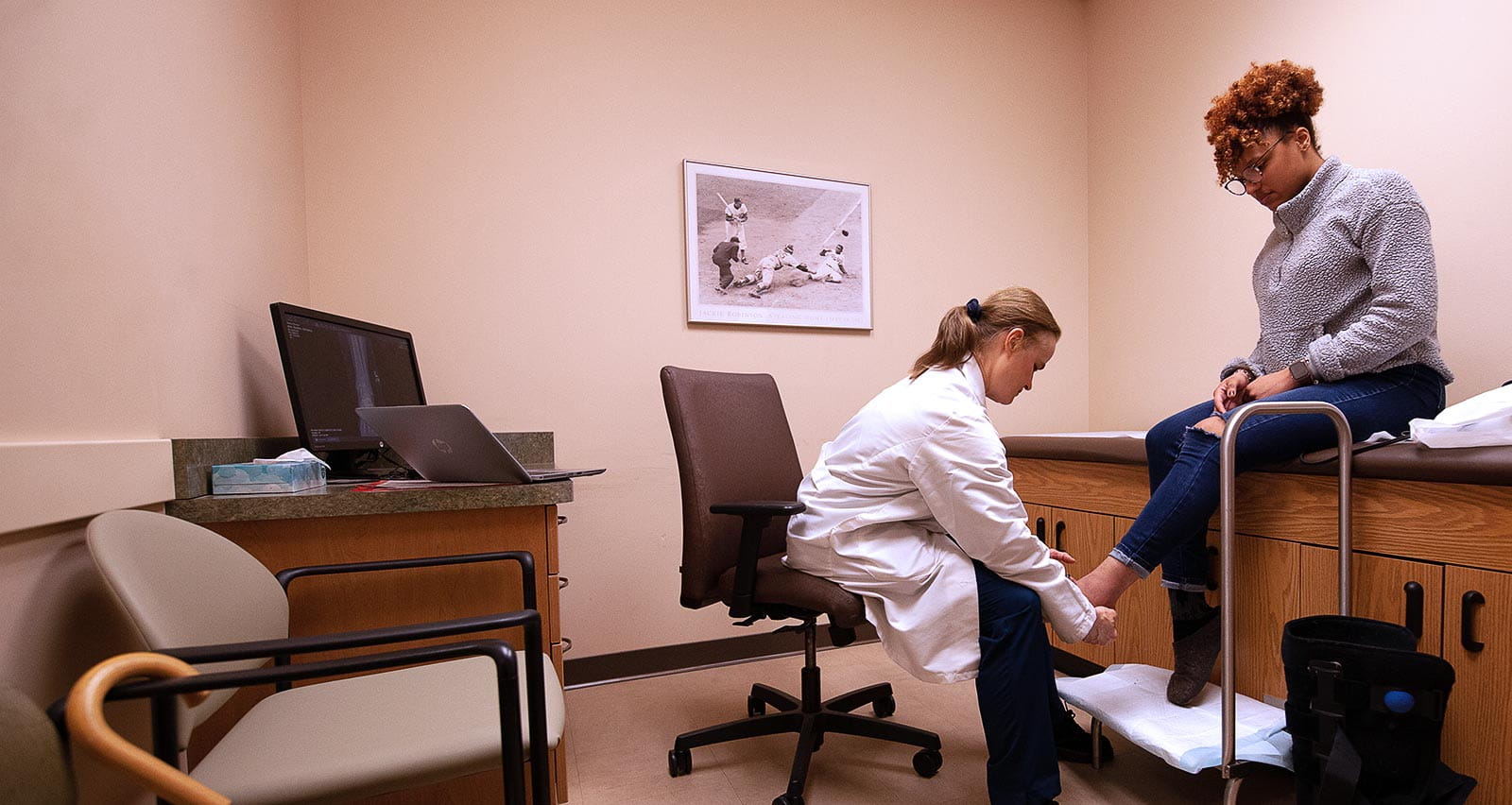 A University Hospitals Orthopedic specialist treats a female patient