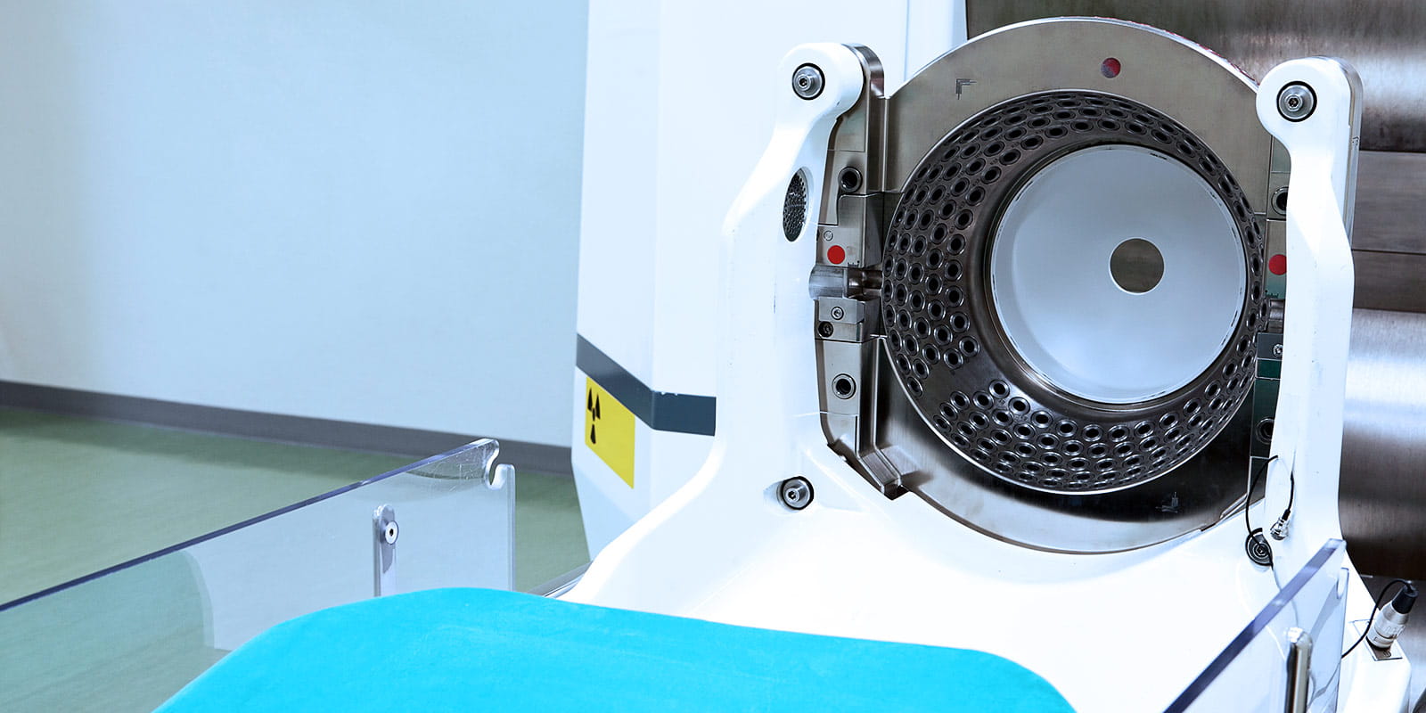 Overhead view of the gamma knife device