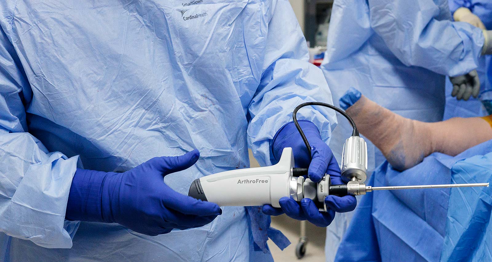 A surgeon displays the ArthoFree® wireless camera system