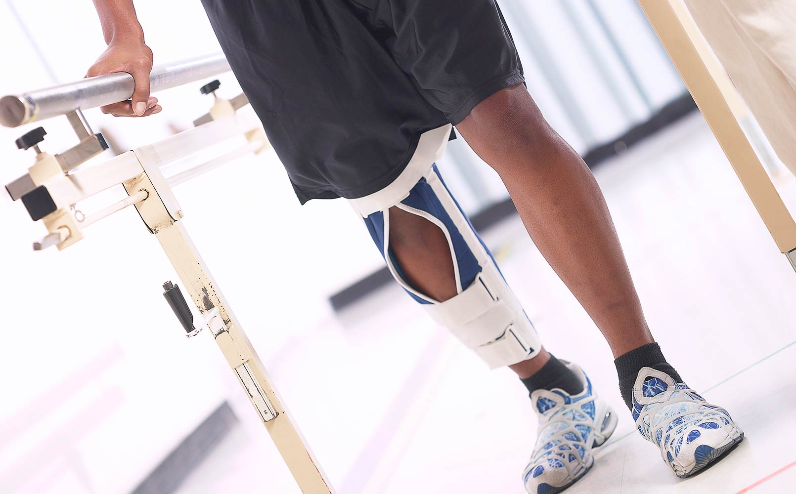 Man wearing knee brace in physical therapy
